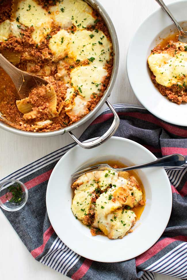A traditional lasagna with all it's perfectly stacked layers is great, but this one-pan, lower-maintenance skillet chicken lasagna has everything to love about lasagna except easier to make with less clean up | girlgonegourmet.com 