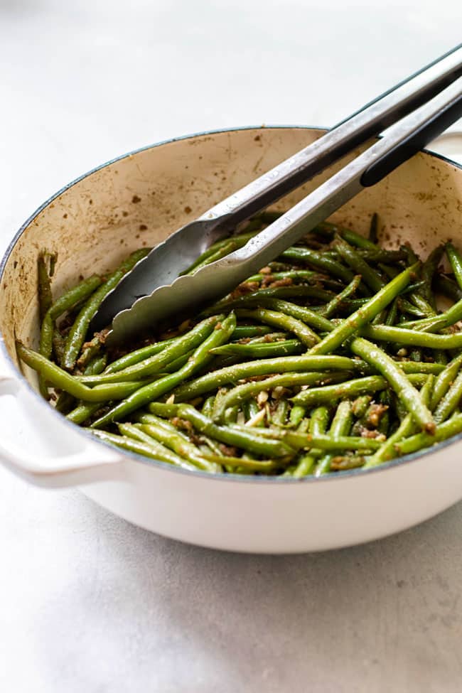 Green beans a go-go in pan with tongs