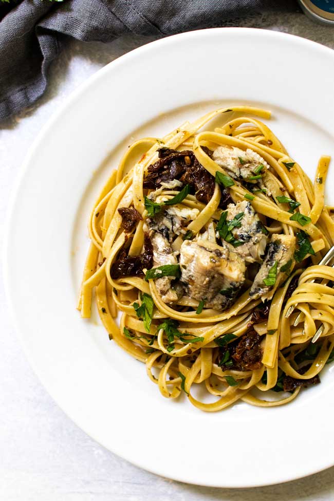 Easy sun-dried tomato pasta with sardines