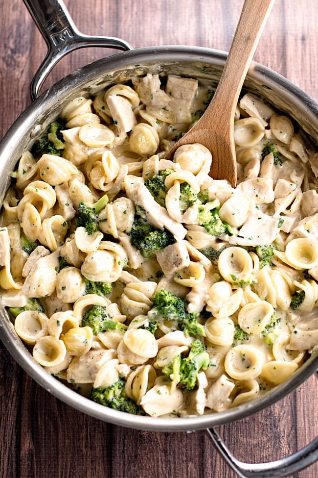 overhead photo of a pan of chicken and broccoli pasta