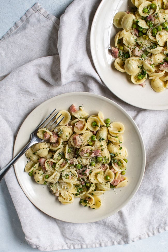 overhead photo of a plate of pancetta pasta with peas