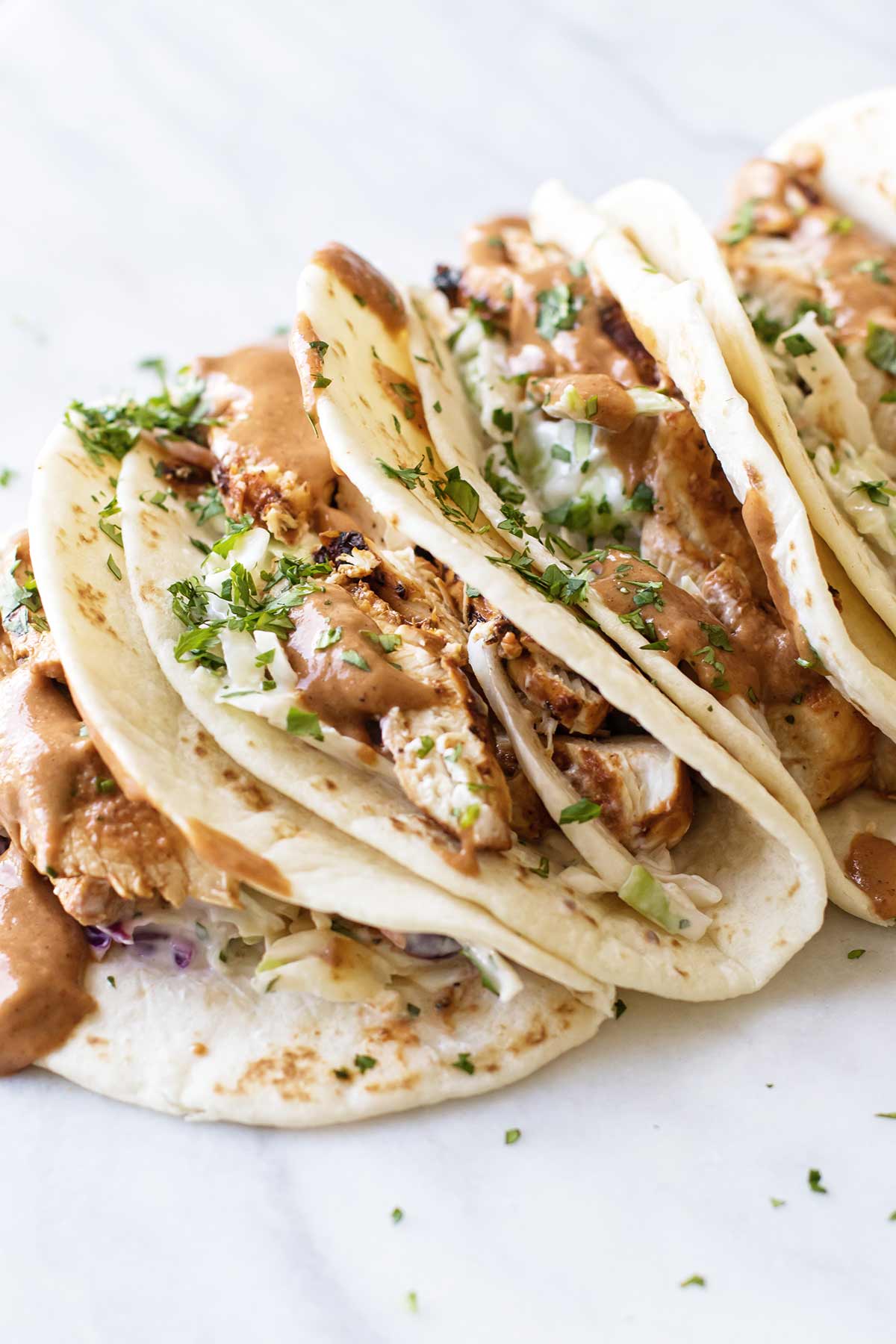 close-up photo of a chicken tacos