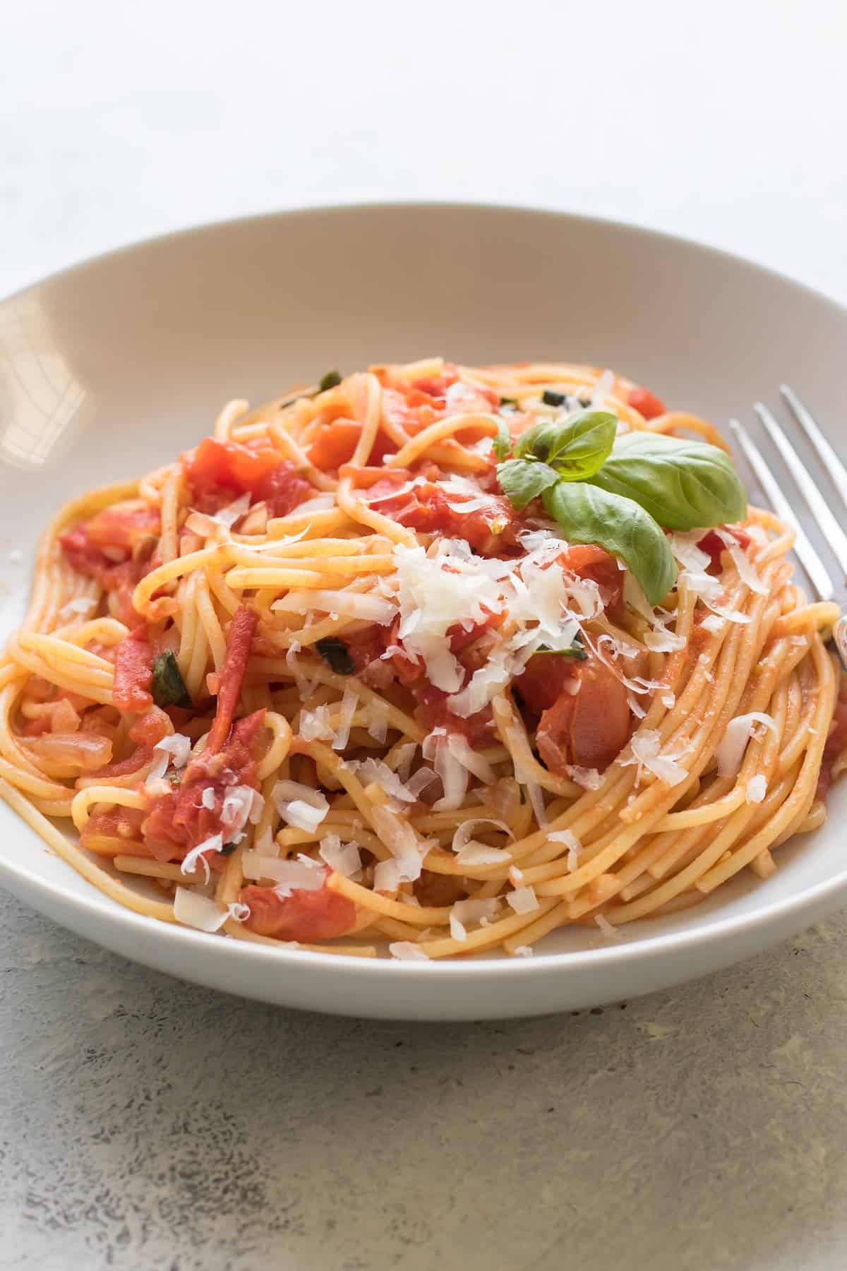 fresh tomato sauce with spaghetti.