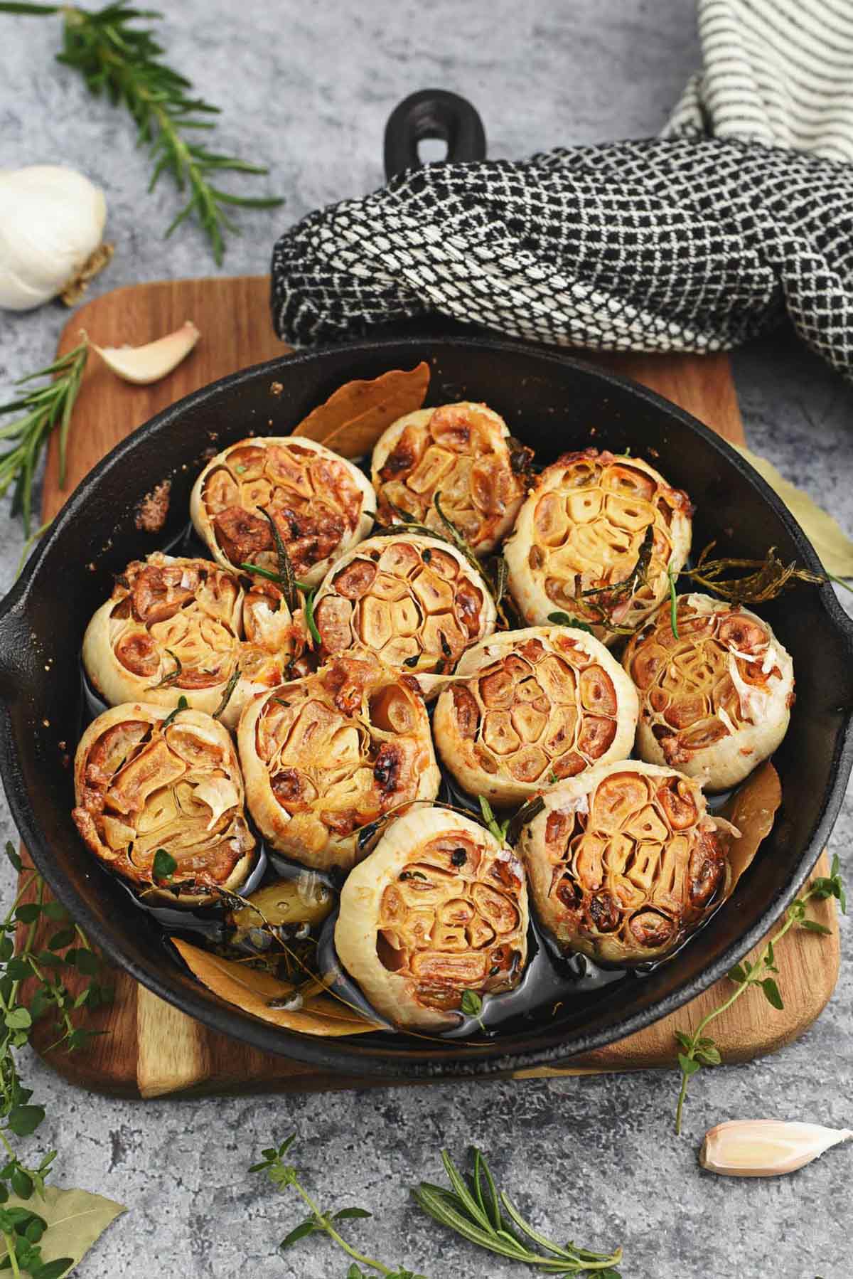 Pre-Seasoned Cast Iron Garlic Roaster Bake and Serve Fresh Roasted Garlic  Yummy!