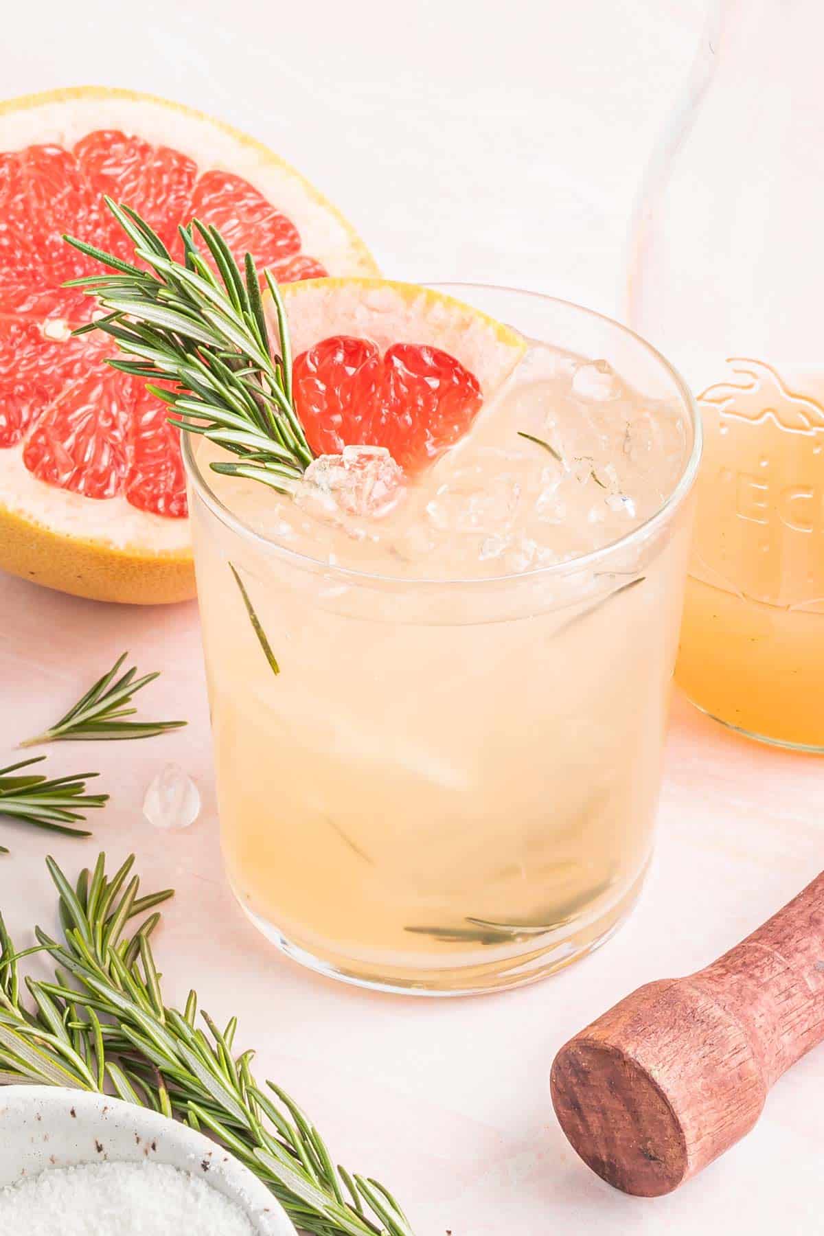 a glass of grapefruit ginger fizz.