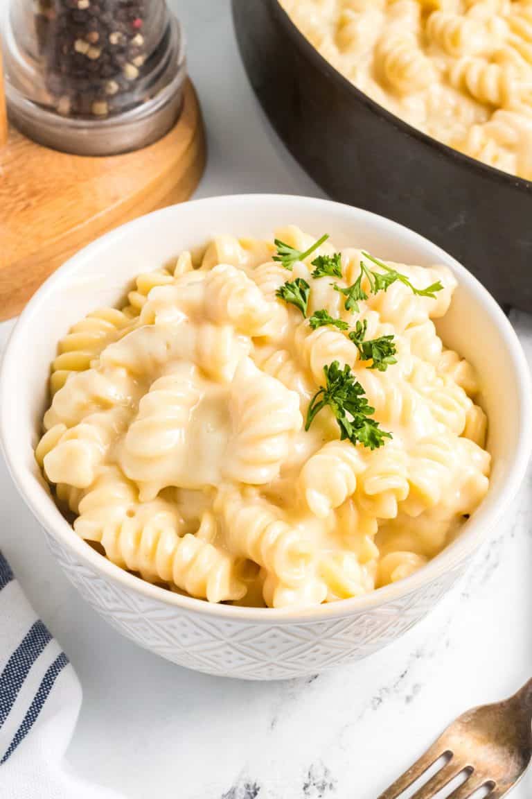 white mac and cheese in a bowl.