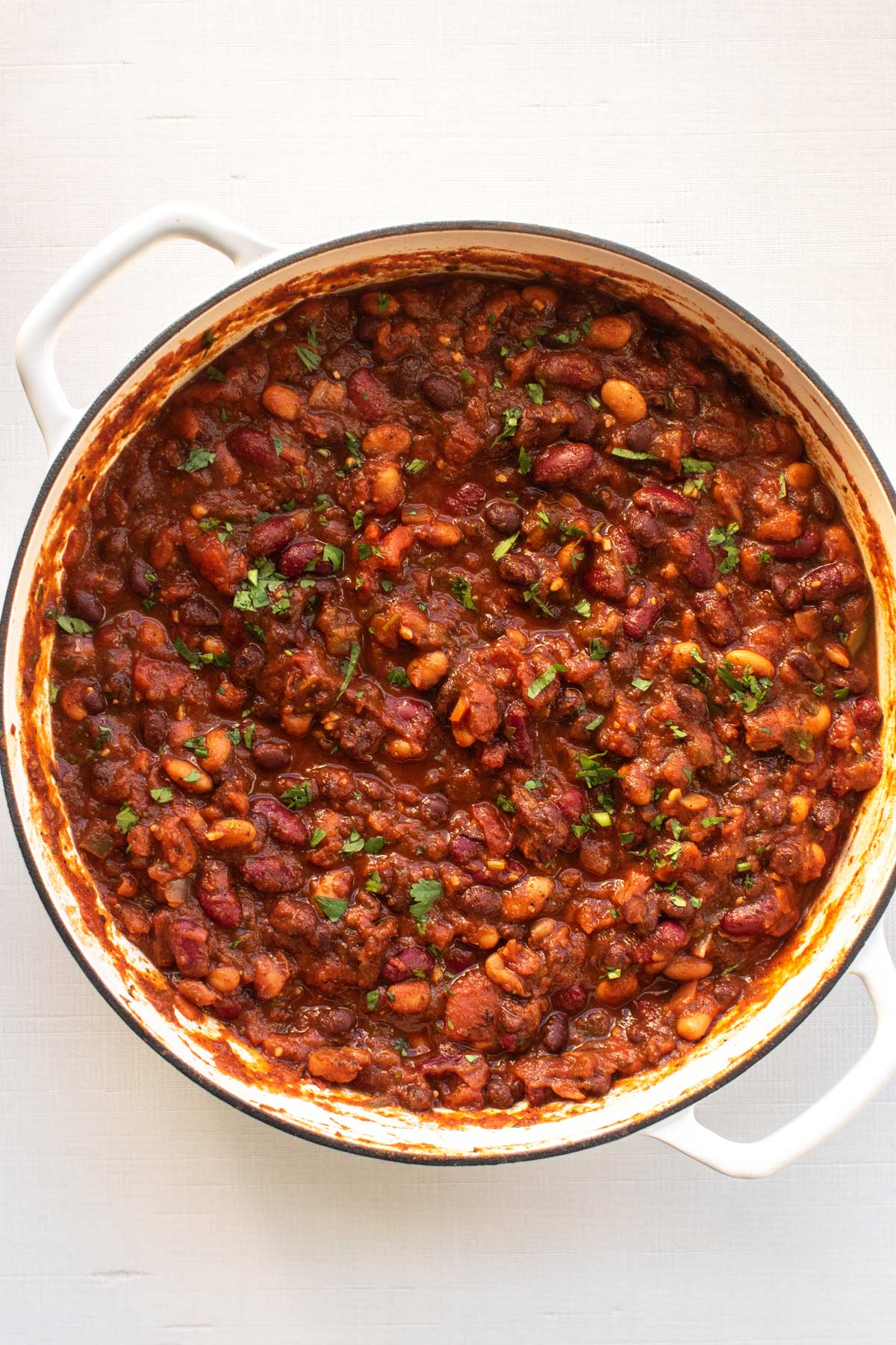 the finished chili in a pan.