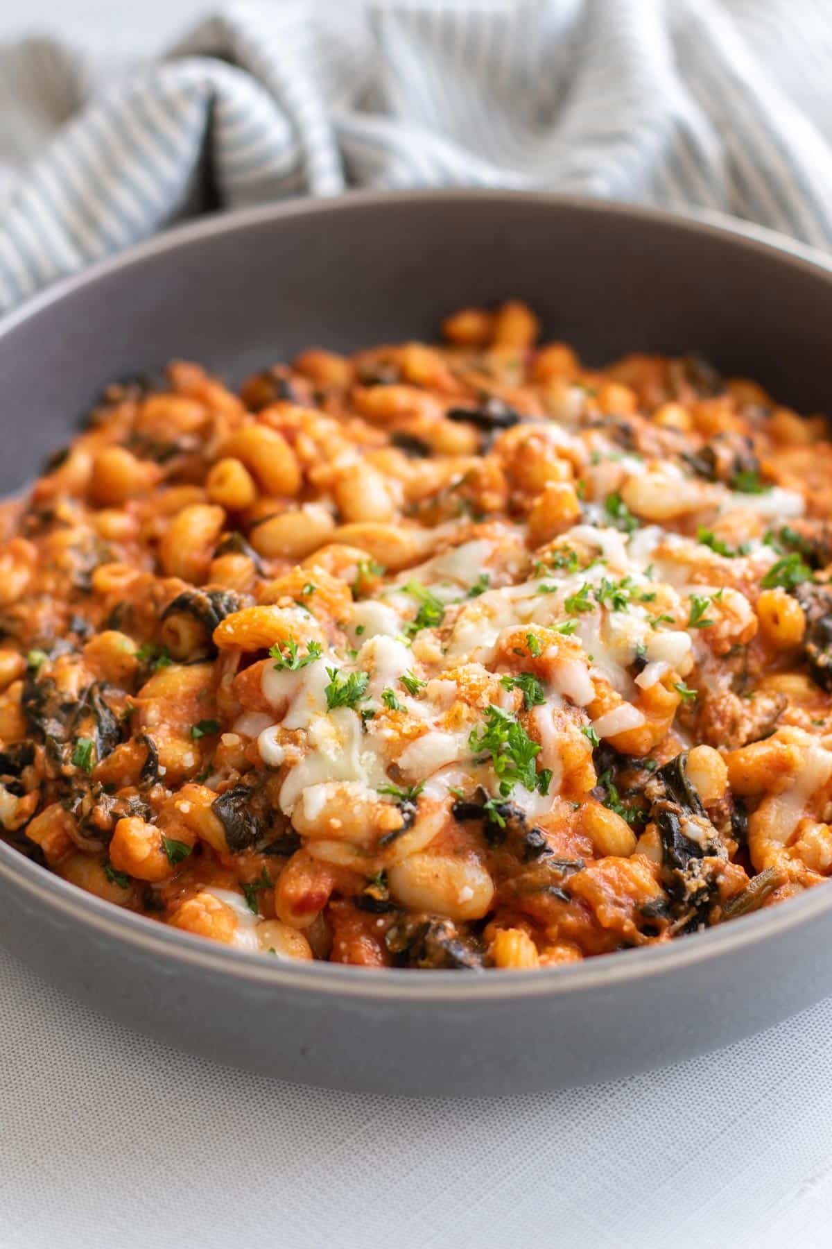white bean spinach pasta in a bowl.