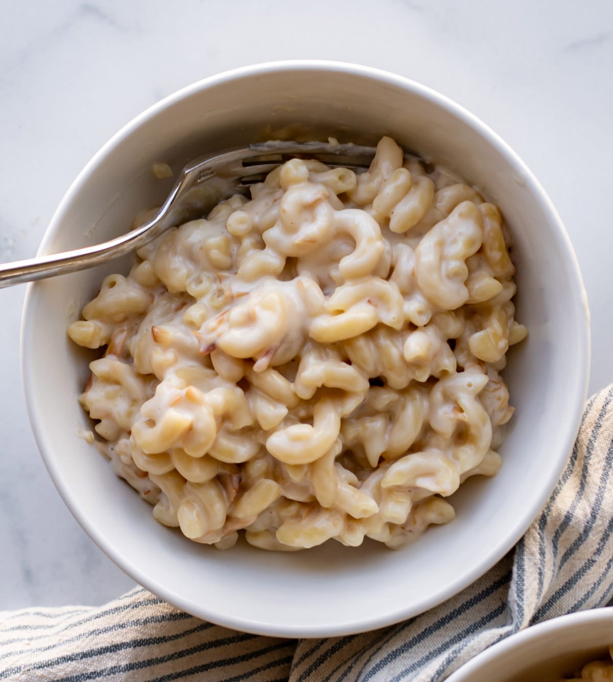 a bowl of macaroni and cheese.